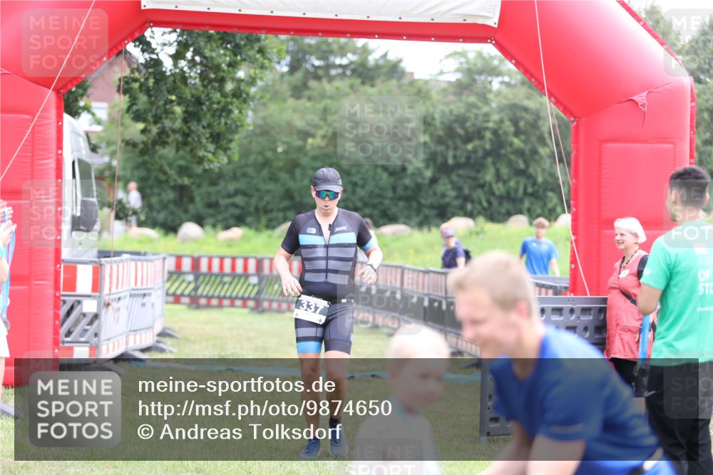 21.06.2026 - 29. Vierlanden-Triathlon Andreas Tolksdorf http://msf.ph/oto/9874650 21.06.2026 11:05:45 Ziel 337, 337 meine-sportfotos.de