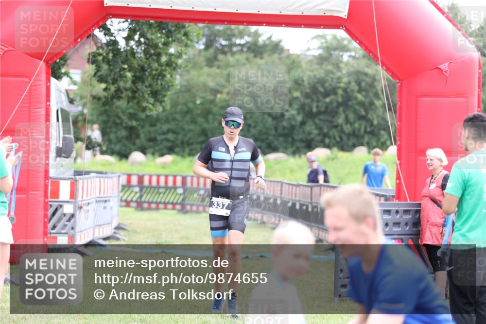 21.06.2026 - 29. Vierlanden-Triathlon Andreas Tolksdorf http://msf.ph/oto/9874655 21.06.2026 11:05:45 Ziel 337, 337 meine-sportfotos.de