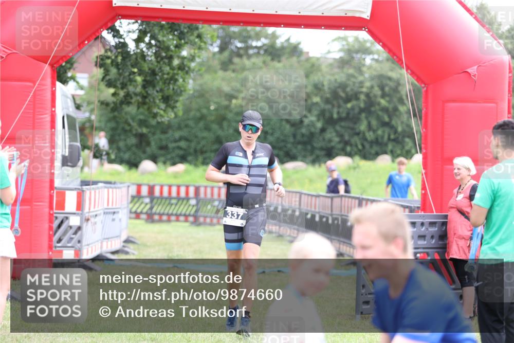 21.06.2026 - 29. Vierlanden-Triathlon Andreas Tolksdorf http://msf.ph/oto/9874660 21.06.2026 11:05:45 Ziel 337, 337 meine-sportfotos.de