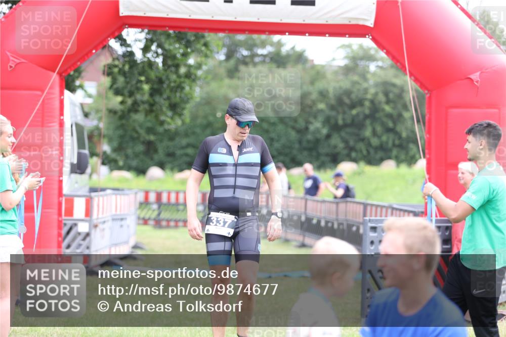 21.06.2026 - 29. Vierlanden-Triathlon Andreas Tolksdorf http://msf.ph/oto/9874677 21.06.2026 11:05:47 Ziel 337, 337 meine-sportfotos.de
