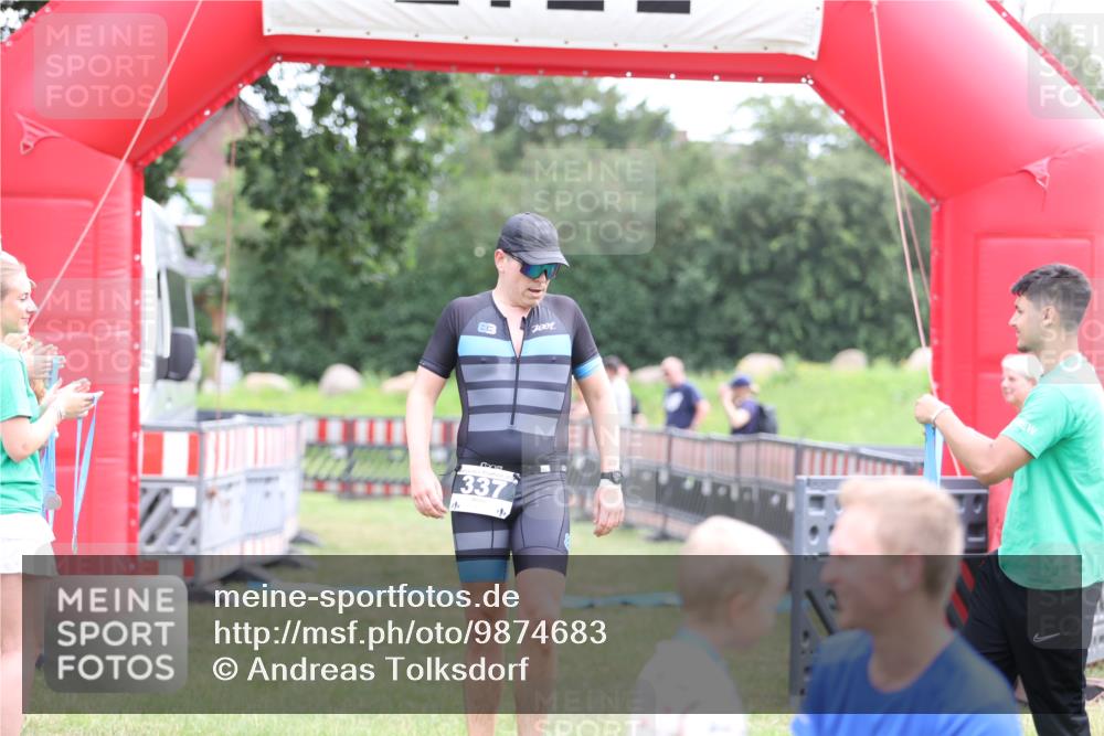 21.06.2026 - 29. Vierlanden-Triathlon Andreas Tolksdorf http://msf.ph/oto/9874683 21.06.2026 11:05:47 Ziel 337, 337 meine-sportfotos.de