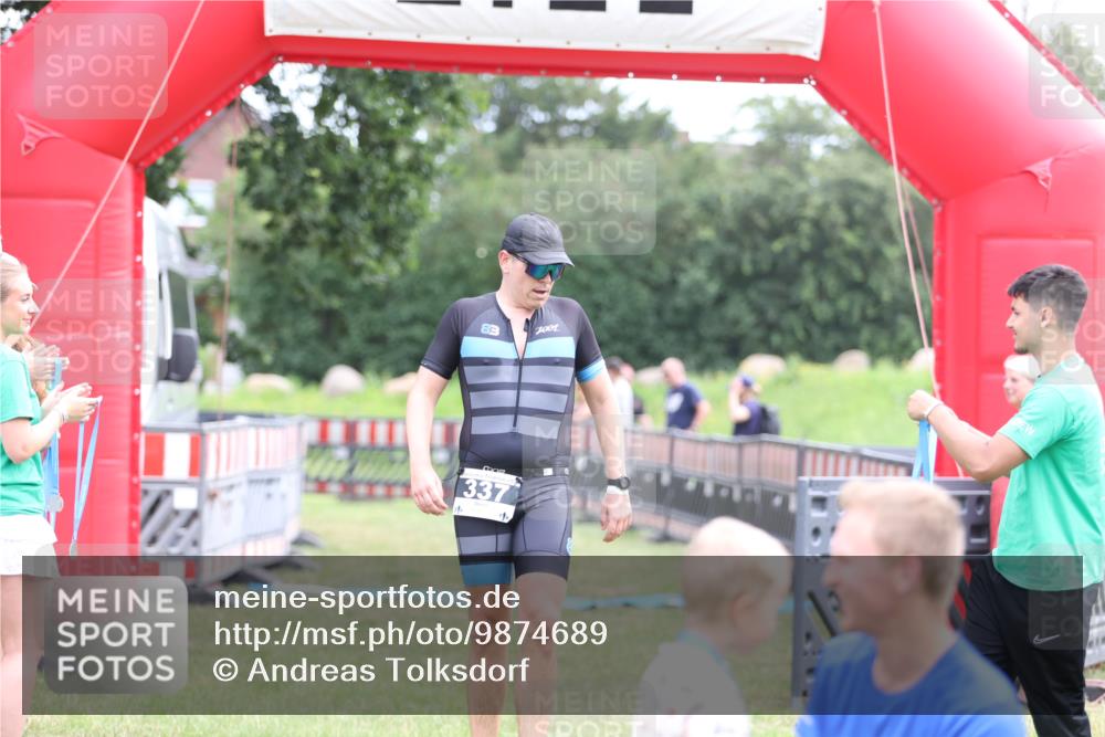 21.06.2026 - 29. Vierlanden-Triathlon Andreas Tolksdorf http://msf.ph/oto/9874689 21.06.2026 11:05:47 Ziel 337, 337 meine-sportfotos.de