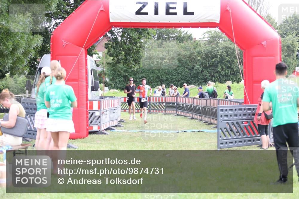 21.06.2026 - 29. Vierlanden-Triathlon Andreas Tolksdorf http://msf.ph/oto/9874731 21.06.2026 11:06:29 Ziel 305, 334, 305, 334 meine-sportfotos.de