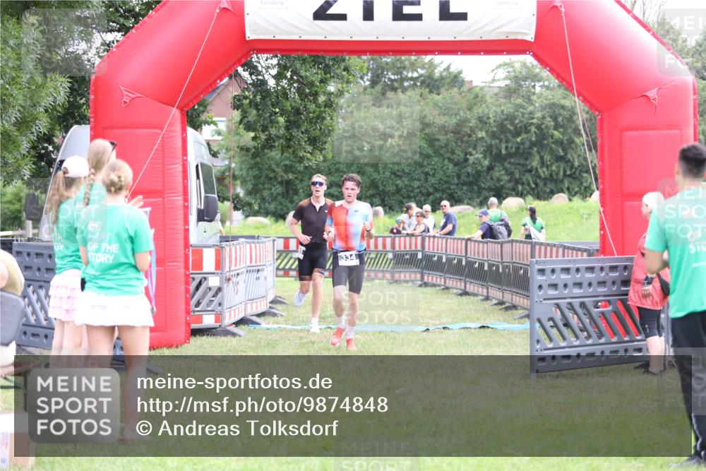 21.06.2026 - 29. Vierlanden-Triathlon Andreas Tolksdorf http://msf.ph/oto/9874848 21.06.2026 11:06:31 Ziel 305, 334, 305, 334 meine-sportfotos.de
