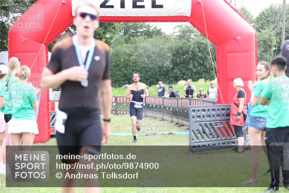 21.06.2026 - 29. Vierlanden-Triathlon Andreas Tolksdorf http://msf.ph/oto/9874900 21.06.2026 11:06:45 Ziel 320, 329, 437, 320, 329, 437 meine-sportfotos.de