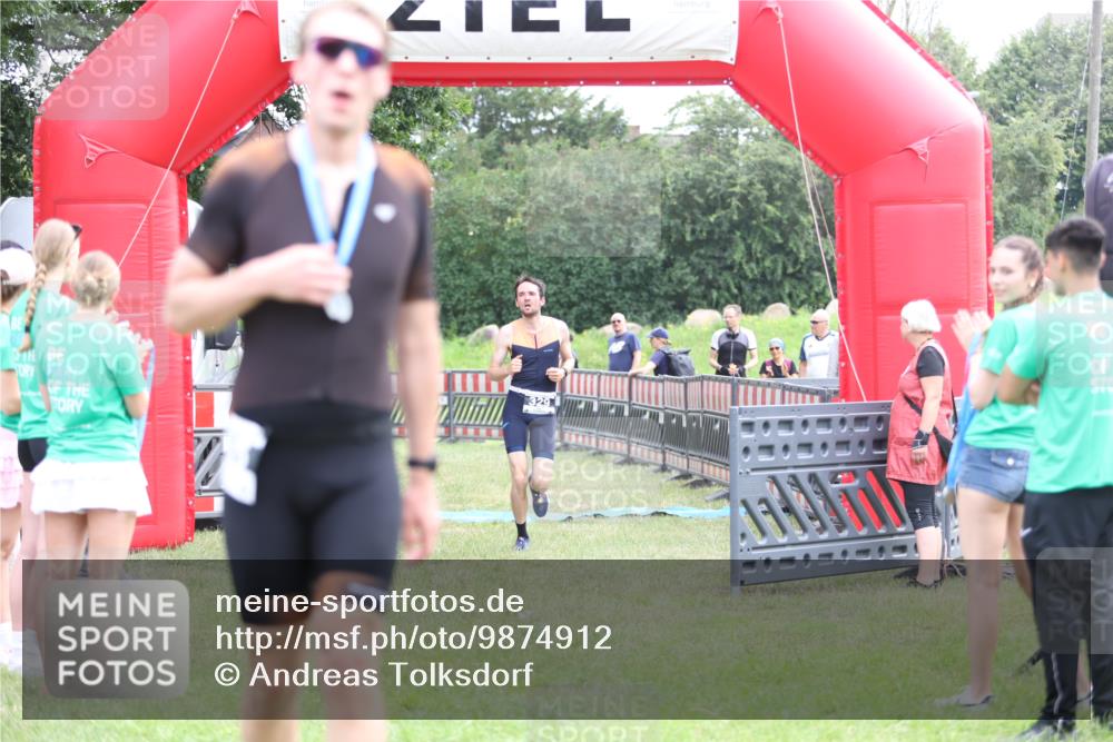 21.06.2026 - 29. Vierlanden-Triathlon Andreas Tolksdorf http://msf.ph/oto/9874912 21.06.2026 11:06:45 Ziel 320, 329, 437, 320, 329, 437 meine-sportfotos.de