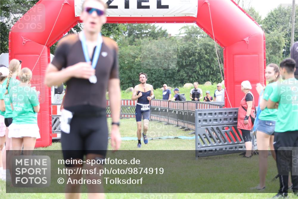 21.06.2026 - 29. Vierlanden-Triathlon Andreas Tolksdorf http://msf.ph/oto/9874919 21.06.2026 11:06:45 Ziel 320, 329, 437, 320, 329, 437 meine-sportfotos.de