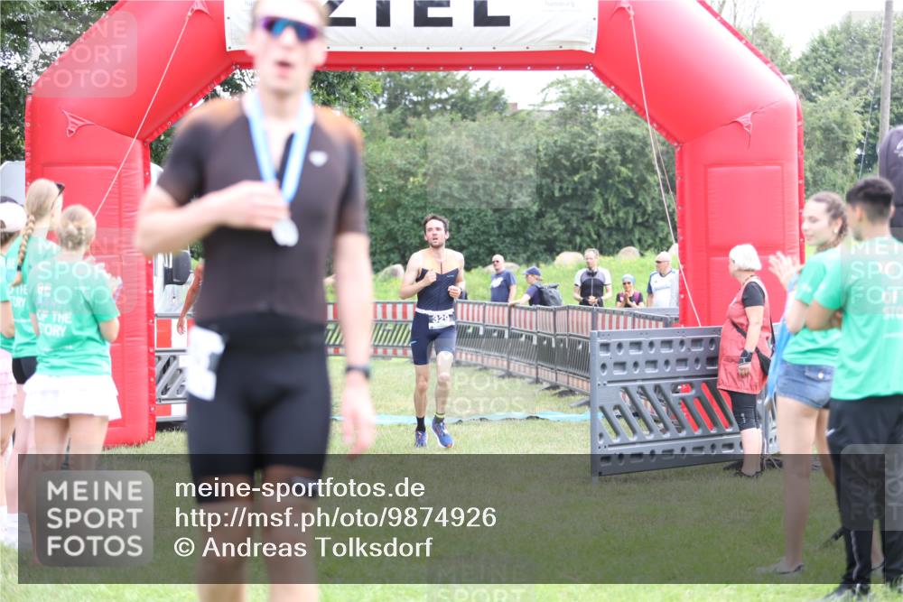 21.06.2026 - 29. Vierlanden-Triathlon Andreas Tolksdorf http://msf.ph/oto/9874926 21.06.2026 11:06:45 Ziel 320, 329, 437, 320, 329, 437 meine-sportfotos.de