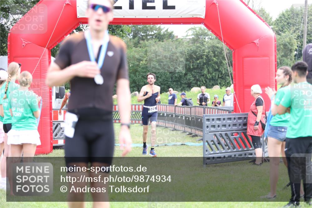 21.06.2026 - 29. Vierlanden-Triathlon Andreas Tolksdorf http://msf.ph/oto/9874934 21.06.2026 11:06:45 Ziel 320, 329, 437, 320, 329, 437 meine-sportfotos.de