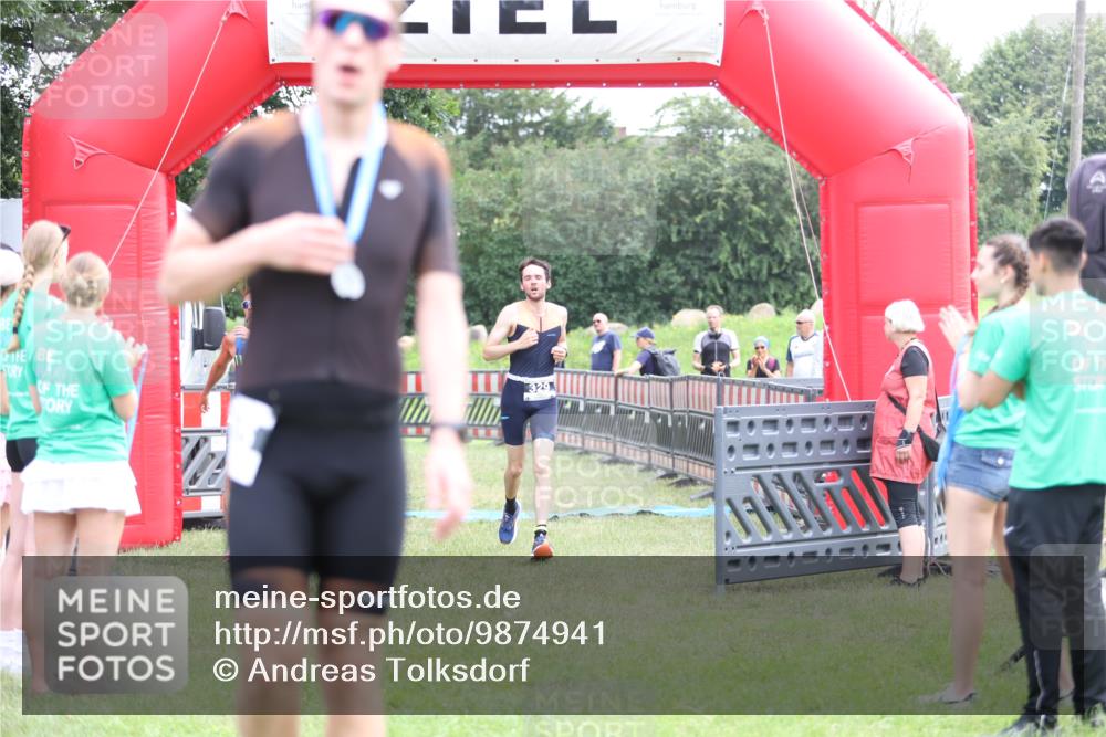 21.06.2026 - 29. Vierlanden-Triathlon Andreas Tolksdorf http://msf.ph/oto/9874941 21.06.2026 11:06:45 Ziel 320, 329, 437, 320, 329, 437 meine-sportfotos.de