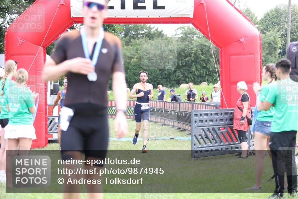 21.06.2026 - 29. Vierlanden-Triathlon Andreas Tolksdorf http://msf.ph/oto/9874945 21.06.2026 11:06:45 Ziel 320, 329, 437, 320, 329, 437 meine-sportfotos.de