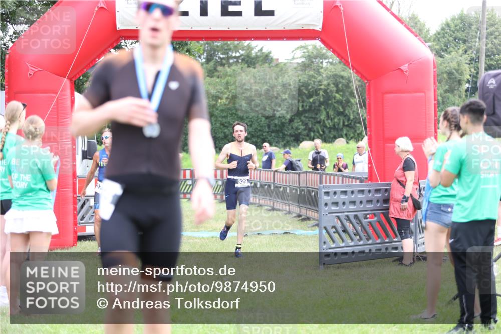 21.06.2026 - 29. Vierlanden-Triathlon Andreas Tolksdorf http://msf.ph/oto/9874950 21.06.2026 11:06:45 Ziel 320, 329, 437, 320, 329, 437 meine-sportfotos.de