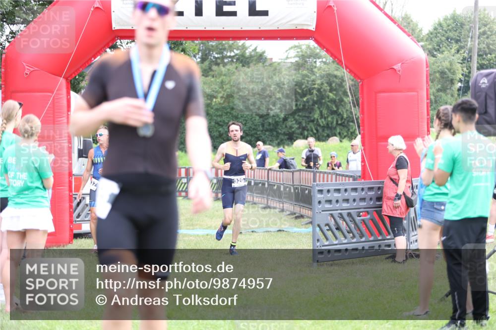 21.06.2026 - 29. Vierlanden-Triathlon Andreas Tolksdorf http://msf.ph/oto/9874957 21.06.2026 11:06:45 Ziel 320, 329, 437, 320, 329, 437 meine-sportfotos.de