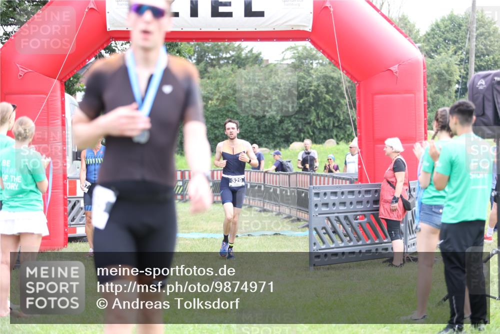 21.06.2026 - 29. Vierlanden-Triathlon Andreas Tolksdorf http://msf.ph/oto/9874971 21.06.2026 11:06:45 Ziel 320, 329, 437, 320, 329, 437 meine-sportfotos.de