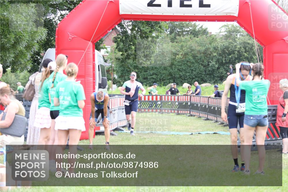21.06.2026 - 29. Vierlanden-Triathlon Andreas Tolksdorf http://msf.ph/oto/9874986 21.06.2026 11:06:48 Ziel 320, 329, 437, 320, 329, 437 meine-sportfotos.de