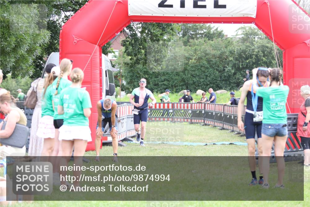 21.06.2026 - 29. Vierlanden-Triathlon Andreas Tolksdorf http://msf.ph/oto/9874994 21.06.2026 11:06:48 Ziel 320, 329, 437, 320, 329, 437 meine-sportfotos.de