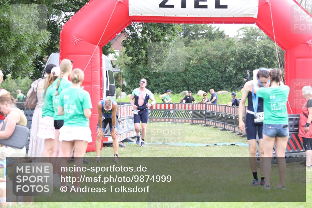 21.06.2026 - 29. Vierlanden-Triathlon Andreas Tolksdorf http://msf.ph/oto/9874999 21.06.2026 11:06:48 Ziel 320, 329, 437, 320, 329, 437 meine-sportfotos.de