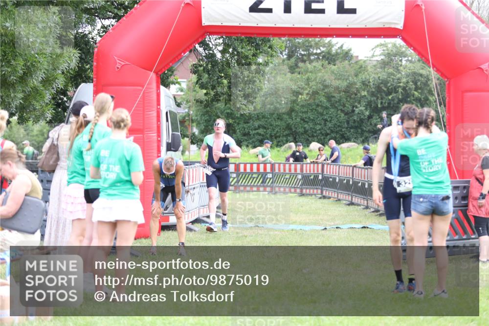 21.06.2026 - 29. Vierlanden-Triathlon Andreas Tolksdorf http://msf.ph/oto/9875019 21.06.2026 11:06:48 Ziel 320, 329, 437, 320, 329, 437 meine-sportfotos.de