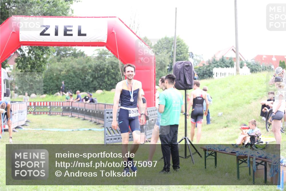 21.06.2026 - 29. Vierlanden-Triathlon Andreas Tolksdorf http://msf.ph/oto/9875097 21.06.2026 11:06:51 Ziel 320, 320 meine-sportfotos.de