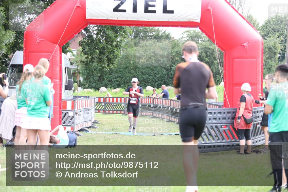 21.06.2026 - 29. Vierlanden-Triathlon Andreas Tolksdorf http://msf.ph/oto/9875112 21.06.2026 11:07:07 Ziel 323, 323 meine-sportfotos.de