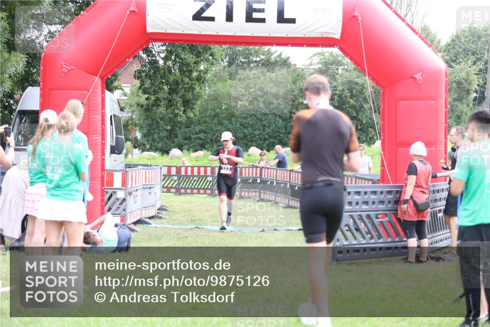 21.06.2026 - 29. Vierlanden-Triathlon Andreas Tolksdorf http://msf.ph/oto/9875126 21.06.2026 11:07:07 Ziel 323, 323 meine-sportfotos.de