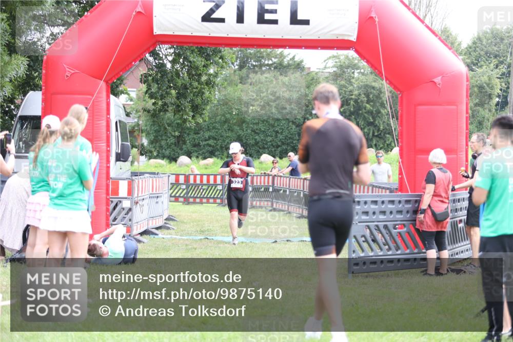 21.06.2026 - 29. Vierlanden-Triathlon Andreas Tolksdorf http://msf.ph/oto/9875140 21.06.2026 11:07:07 Ziel 323, 323 meine-sportfotos.de