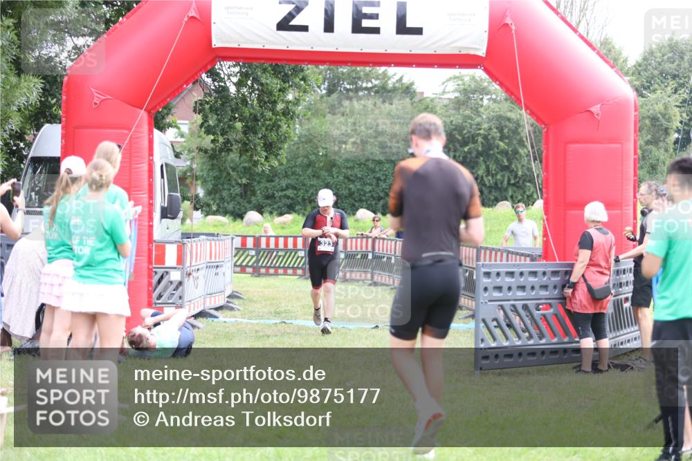 21.06.2026 - 29. Vierlanden-Triathlon Andreas Tolksdorf http://msf.ph/oto/9875177 21.06.2026 11:07:07 Ziel 323, 323 meine-sportfotos.de