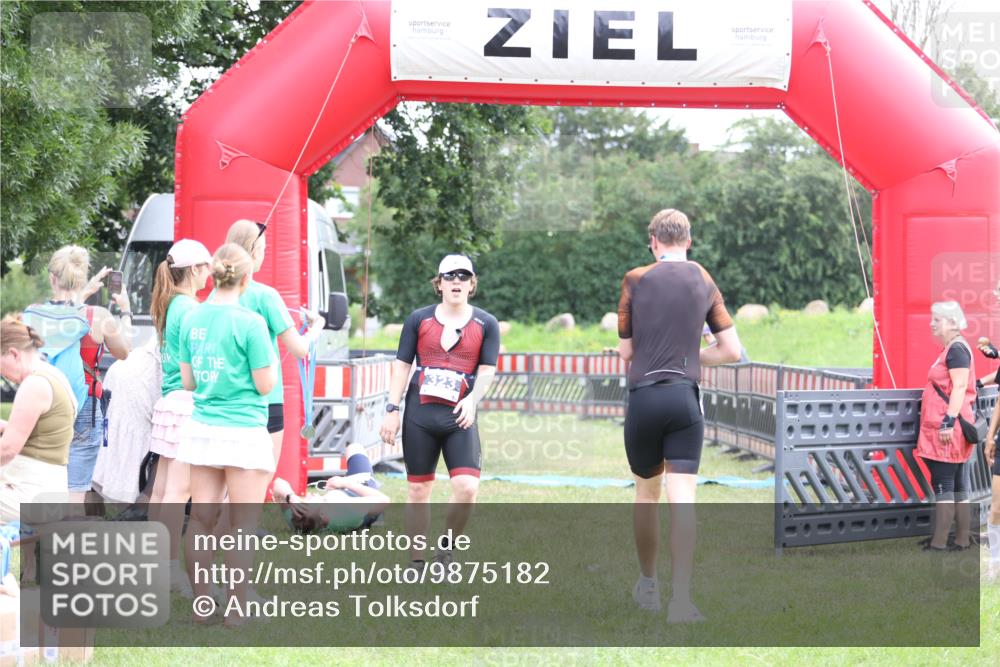 21.06.2026 - 29. Vierlanden-Triathlon Andreas Tolksdorf http://msf.ph/oto/9875182 21.06.2026 11:07:10 Ziel 323, 323 meine-sportfotos.de