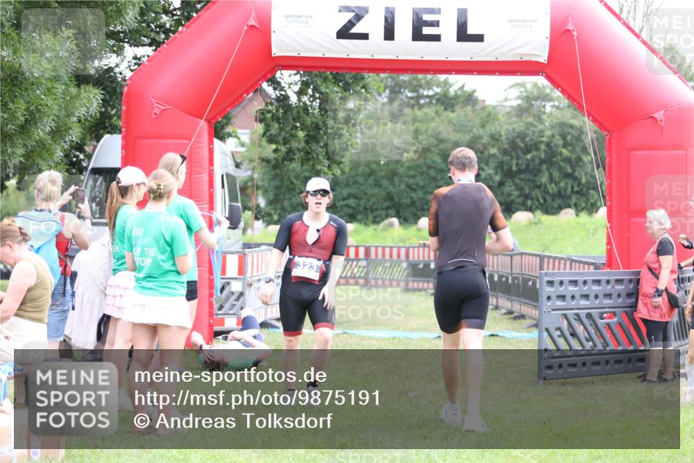 21.06.2026 - 29. Vierlanden-Triathlon Andreas Tolksdorf http://msf.ph/oto/9875191 21.06.2026 11:07:10 Ziel 323, 323 meine-sportfotos.de