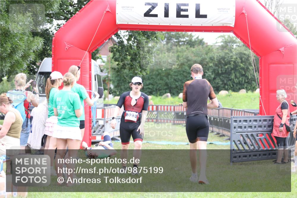 21.06.2026 - 29. Vierlanden-Triathlon Andreas Tolksdorf http://msf.ph/oto/9875199 21.06.2026 11:07:10 Ziel 323, 323 meine-sportfotos.de