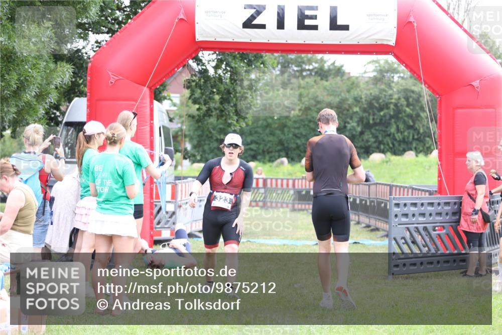 21.06.2026 - 29. Vierlanden-Triathlon Andreas Tolksdorf http://msf.ph/oto/9875212 21.06.2026 11:07:10 Ziel 323, 323 meine-sportfotos.de