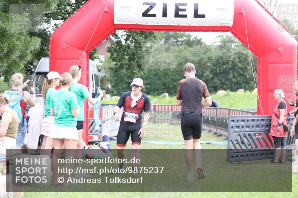 21.06.2026 - 29. Vierlanden-Triathlon Andreas Tolksdorf http://msf.ph/oto/9875237 21.06.2026 11:07:10 Ziel 323, 323 meine-sportfotos.de