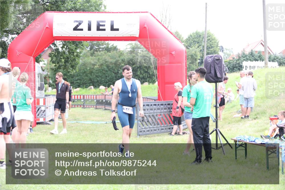 21.06.2026 - 29. Vierlanden-Triathlon Andreas Tolksdorf http://msf.ph/oto/9875244 21.06.2026 11:07:36 Ziel 207, 207 meine-sportfotos.de