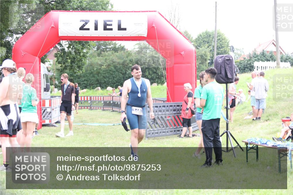 21.06.2026 - 29. Vierlanden-Triathlon Andreas Tolksdorf http://msf.ph/oto/9875253 21.06.2026 11:07:36 Ziel 207, 207 meine-sportfotos.de
