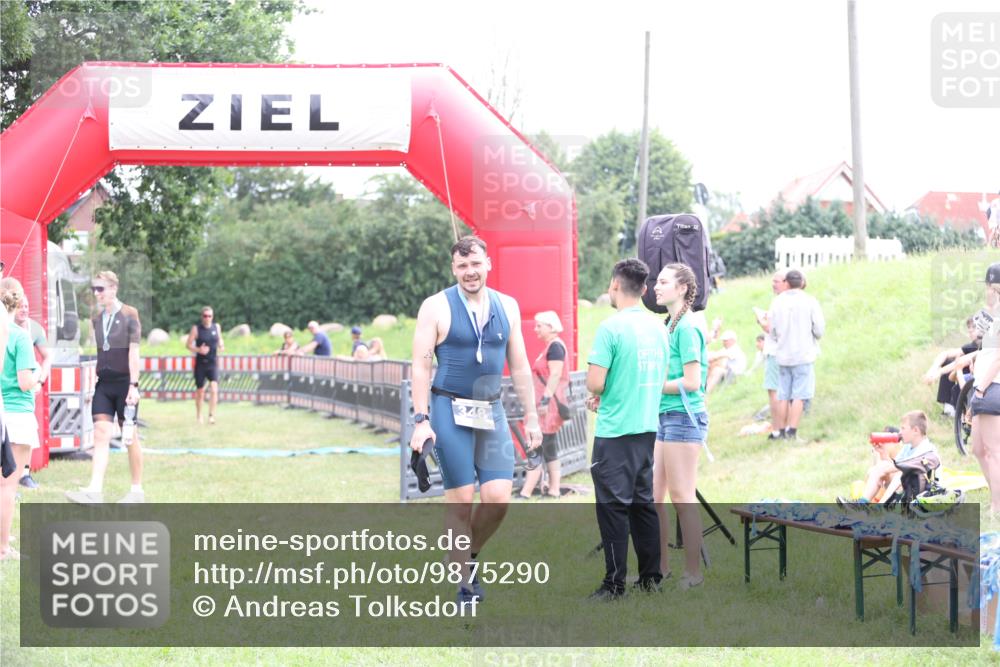21.06.2026 - 29. Vierlanden-Triathlon Andreas Tolksdorf http://msf.ph/oto/9875290 21.06.2026 11:07:37 Ziel 207, 207 meine-sportfotos.de