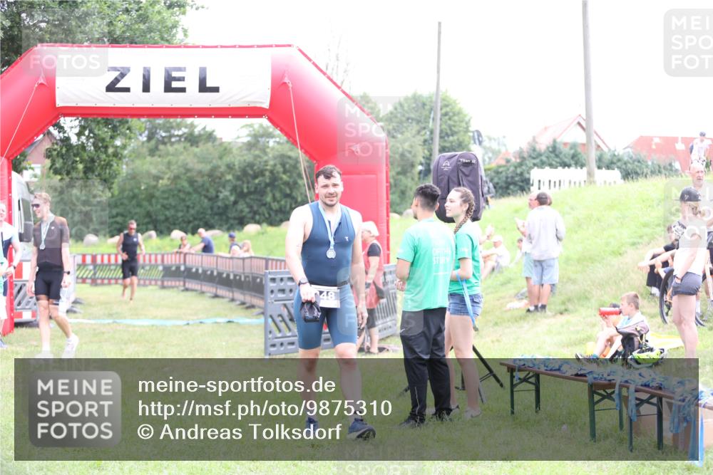 21.06.2026 - 29. Vierlanden-Triathlon Andreas Tolksdorf http://msf.ph/oto/9875310 21.06.2026 11:07:37 Ziel 207, 207 meine-sportfotos.de