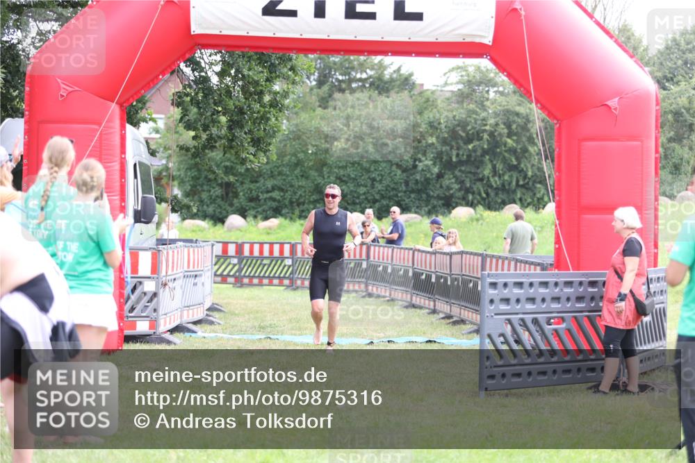 21.06.2026 - 29. Vierlanden-Triathlon Andreas Tolksdorf http://msf.ph/oto/9875316 21.06.2026 11:07:41 Ziel 207, 207 meine-sportfotos.de