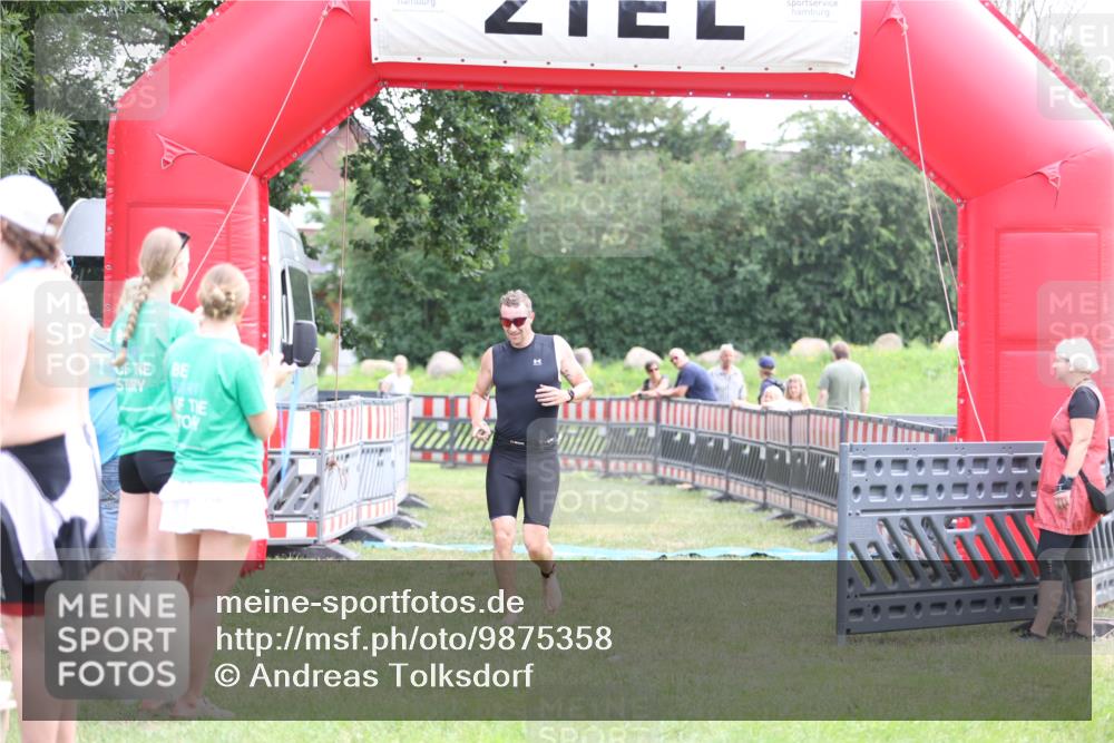 21.06.2026 - 29. Vierlanden-Triathlon Andreas Tolksdorf http://msf.ph/oto/9875358 21.06.2026 11:07:42 Ziel 207, 207 meine-sportfotos.de
