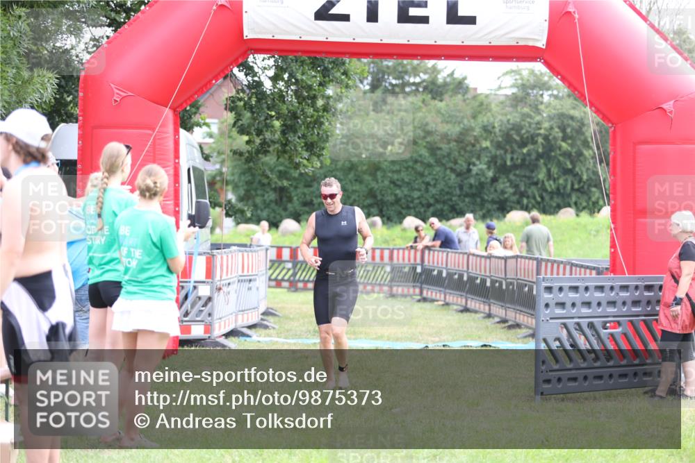 21.06.2026 - 29. Vierlanden-Triathlon Andreas Tolksdorf http://msf.ph/oto/9875373 21.06.2026 11:07:43 Ziel 207, 207 meine-sportfotos.de