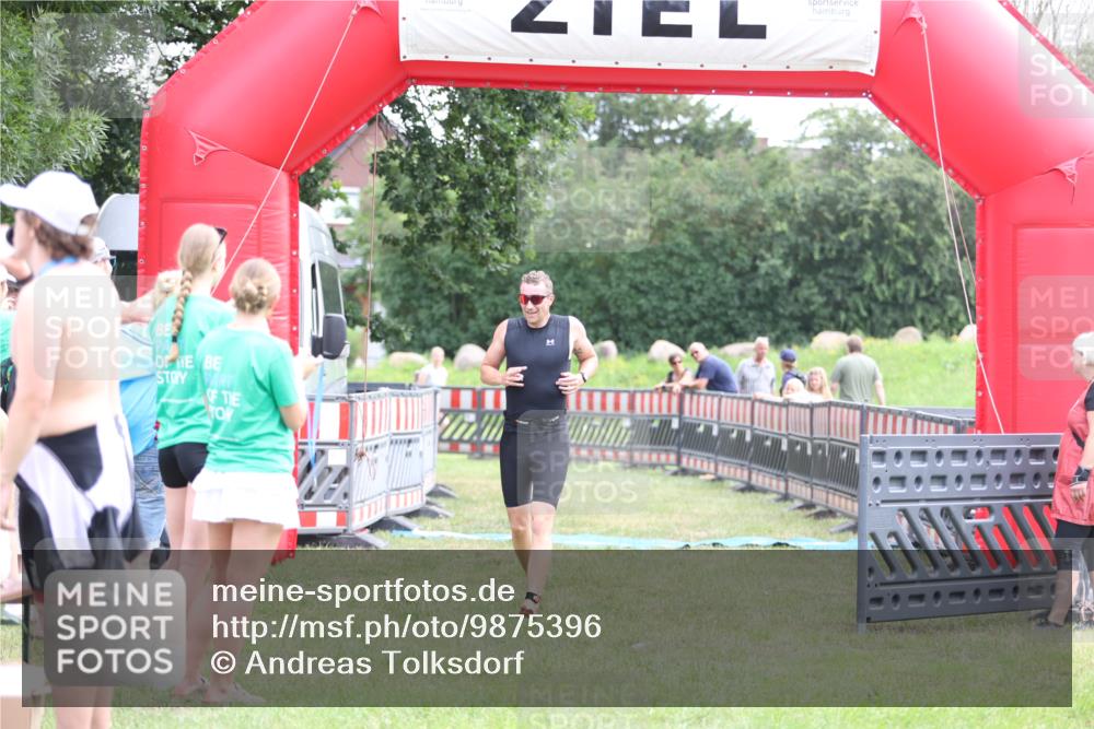 21.06.2026 - 29. Vierlanden-Triathlon Andreas Tolksdorf http://msf.ph/oto/9875396 21.06.2026 11:07:43 Ziel 207, 207 meine-sportfotos.de