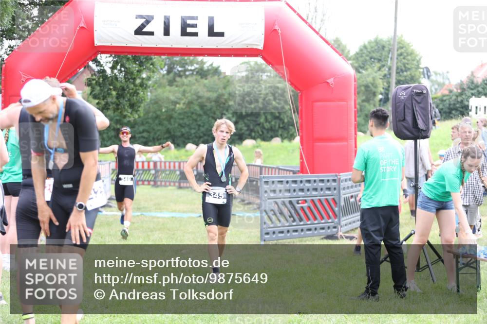 21.06.2026 - 29. Vierlanden-Triathlon Andreas Tolksdorf http://msf.ph/oto/9875649 21.06.2026 11:08:07 Ziel 349, 349 meine-sportfotos.de