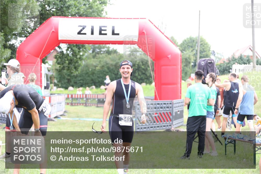 21.06.2026 - 29. Vierlanden-Triathlon Andreas Tolksdorf http://msf.ph/oto/9875671 21.06.2026 11:08:16 Ziel  meine-sportfotos.de