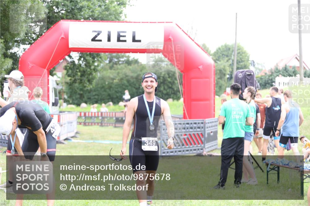 21.06.2026 - 29. Vierlanden-Triathlon Andreas Tolksdorf http://msf.ph/oto/9875678 21.06.2026 11:08:16 Ziel  meine-sportfotos.de