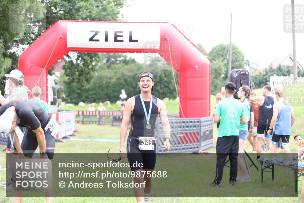 21.06.2026 - 29. Vierlanden-Triathlon Andreas Tolksdorf http://msf.ph/oto/9875688 21.06.2026 11:08:16 Ziel  meine-sportfotos.de