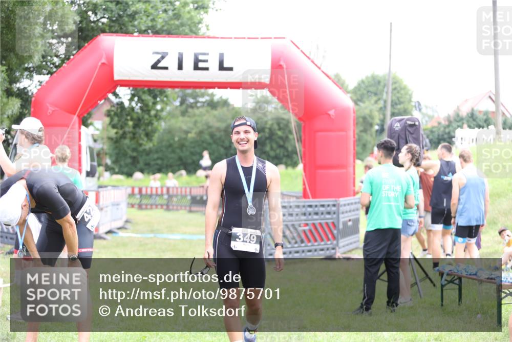 21.06.2026 - 29. Vierlanden-Triathlon Andreas Tolksdorf http://msf.ph/oto/9875701 21.06.2026 11:08:16 Ziel  meine-sportfotos.de
