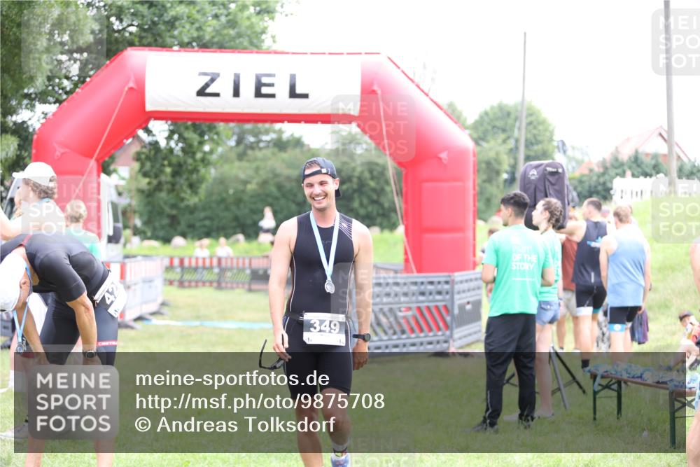 21.06.2026 - 29. Vierlanden-Triathlon Andreas Tolksdorf http://msf.ph/oto/9875708 21.06.2026 11:08:16 Ziel  meine-sportfotos.de