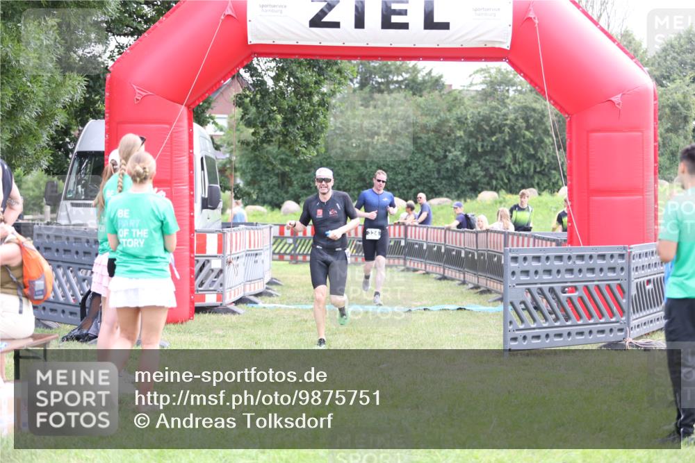 21.06.2026 - 29. Vierlanden-Triathlon Andreas Tolksdorf http://msf.ph/oto/9875751 21.06.2026 11:08:46 Ziel 324, 429, 324, 429 meine-sportfotos.de