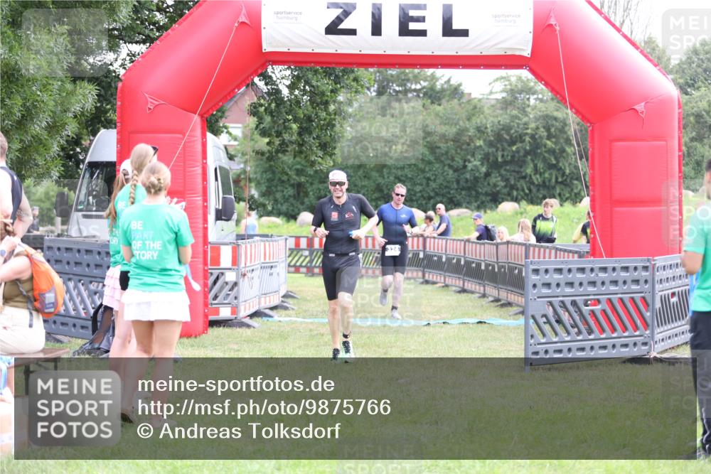 21.06.2026 - 29. Vierlanden-Triathlon Andreas Tolksdorf http://msf.ph/oto/9875766 21.06.2026 11:08:46 Ziel 324, 429, 324, 429 meine-sportfotos.de