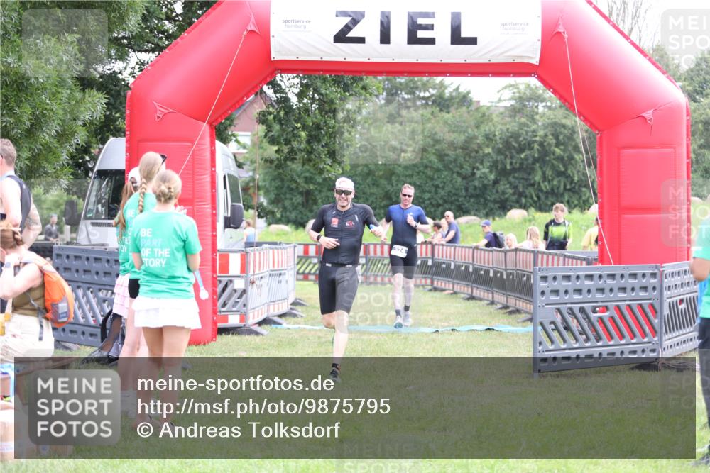 21.06.2026 - 29. Vierlanden-Triathlon Andreas Tolksdorf http://msf.ph/oto/9875795 21.06.2026 11:08:46 Ziel 324, 429, 324, 429 meine-sportfotos.de