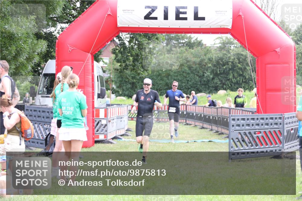 21.06.2026 - 29. Vierlanden-Triathlon Andreas Tolksdorf http://msf.ph/oto/9875813 21.06.2026 11:08:46 Ziel 324, 429, 324, 429 meine-sportfotos.de